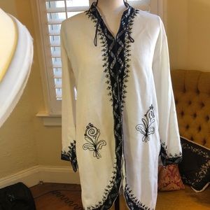 Vintage tunic sml/med white and black with silver